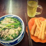 Thực hư tin đồn vừa ăn phở vừa uống trà đá gây ung thư?